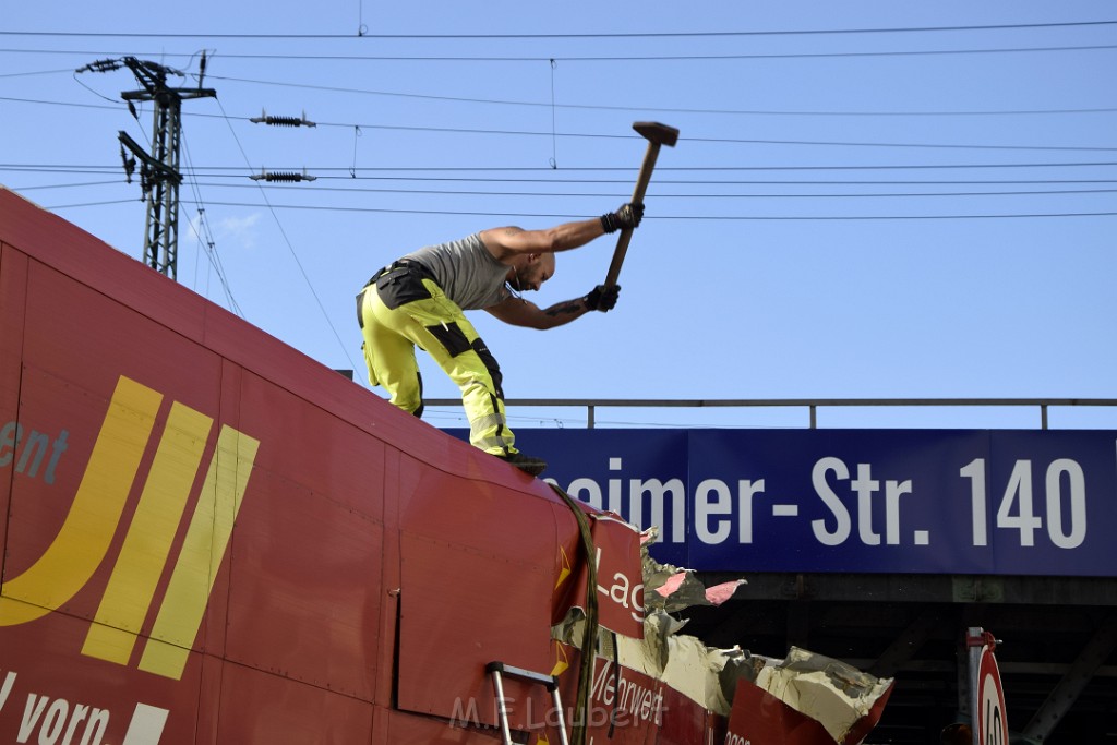 LKW blieb unter Bruecke haengen Koeln Deutz Opladenerstr Deutz Muelheimerstr P135.JPG - Miklos Laubert